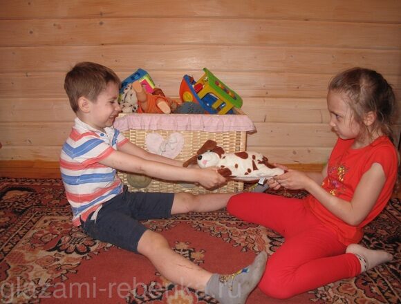 Дети вырывают игрушку друг у друга