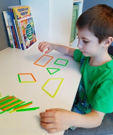 Ребёнок собирает геометрические фигуры