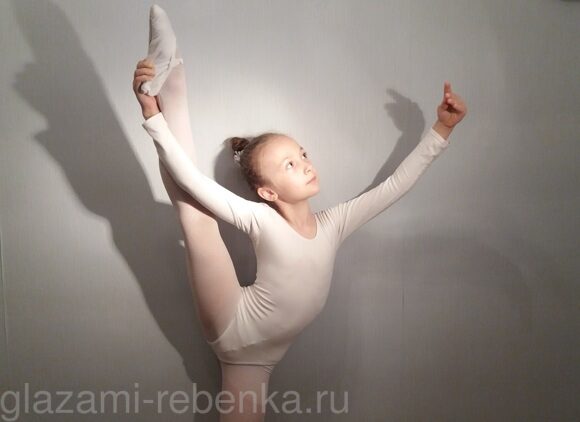 Девочка занимается балетом