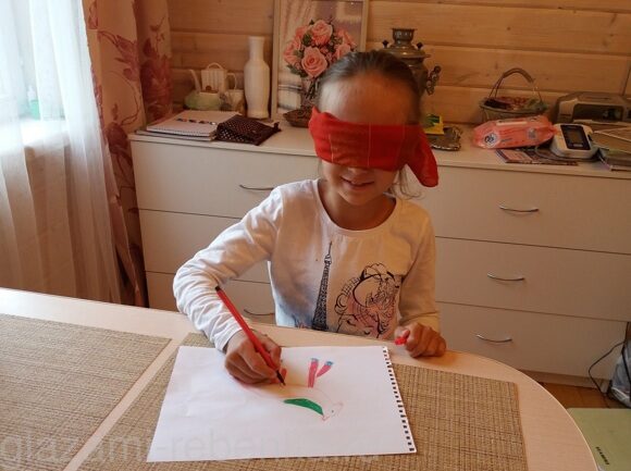 Девочка рисует с завязанными глазами