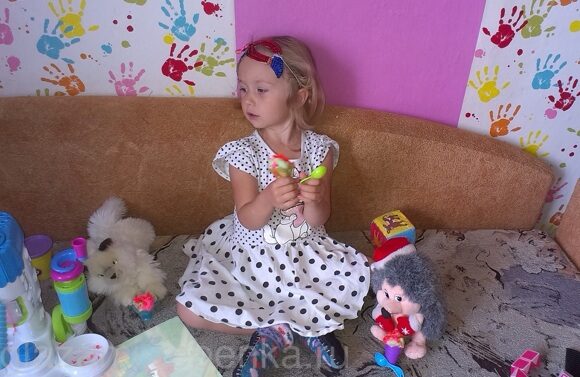 Девочка с пластилином и игрушками